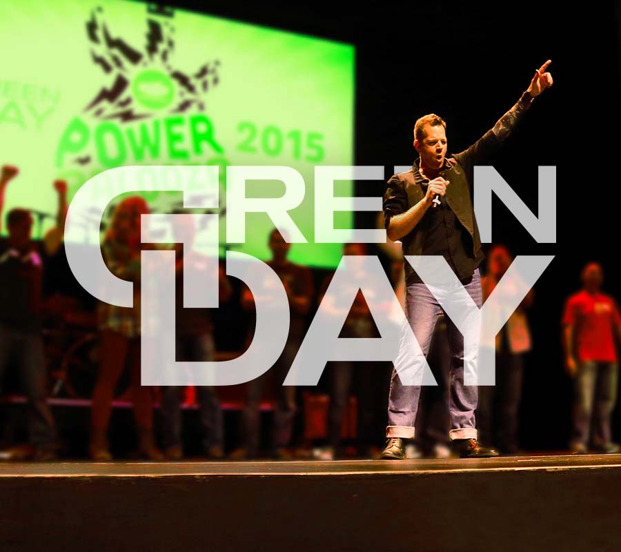 Dale Herold disfrazado en el escenario durante Green Day (Día de San Patricio)