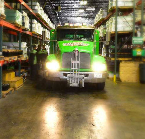 Camión de Interstate en una bodega