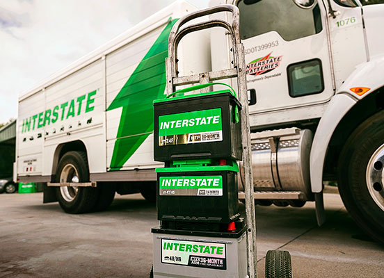 Interstate Batteries sobre una carretilla de mano