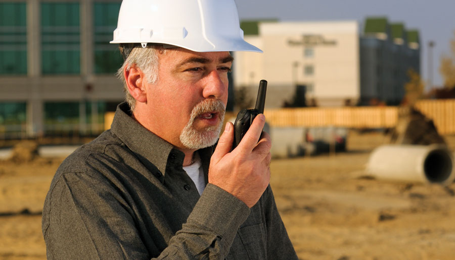 Capataz de construcción usando un radio bidireccional a batería 