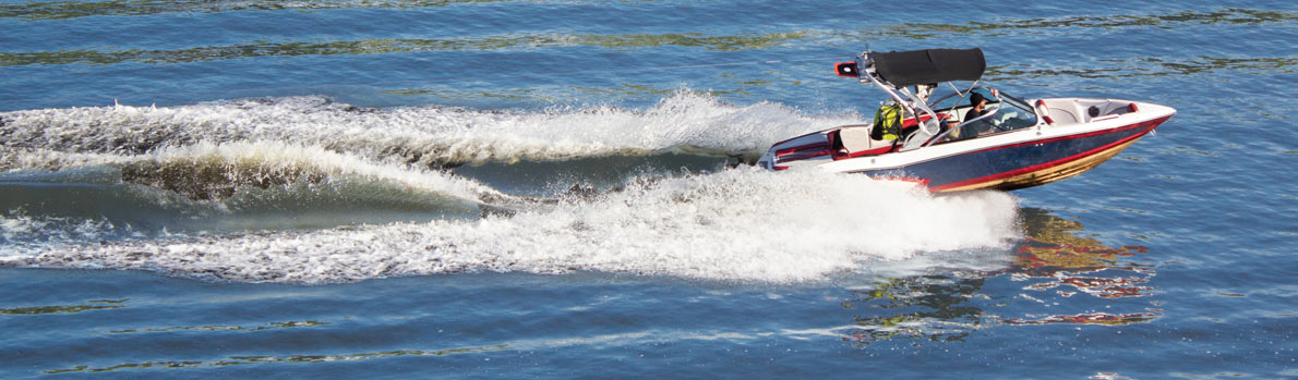 Lancha a motor que se desplaza rápidamente en un lago
