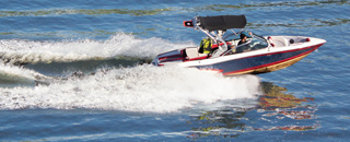 Imagen de un bote en el agua