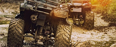 Imagen de vehículos todoterreno (ATV) en un camino de tierra