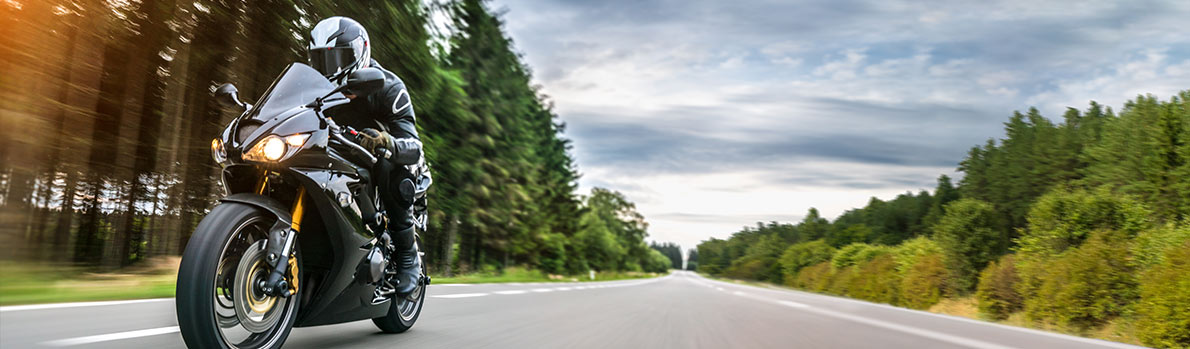 Imagen de motocicleta en la carretera