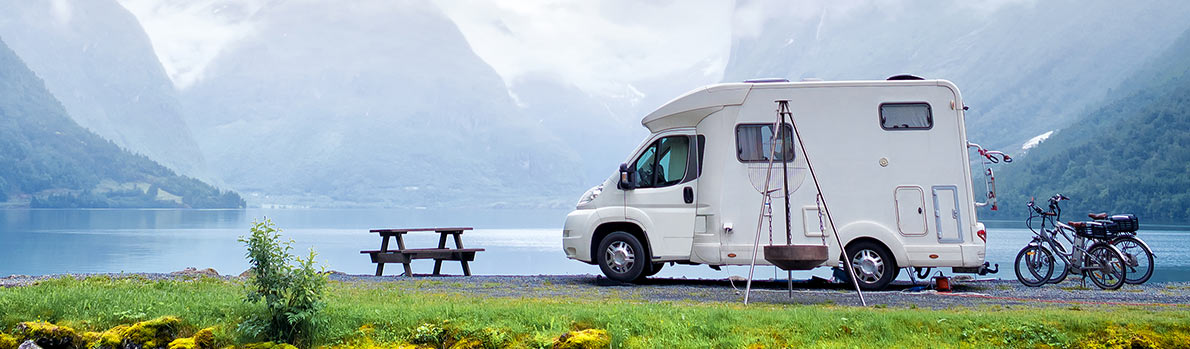 imagen de autocaravana en un paisaje natural
