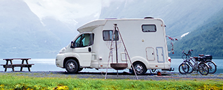 imagen de autocaravana en un paisaje natural